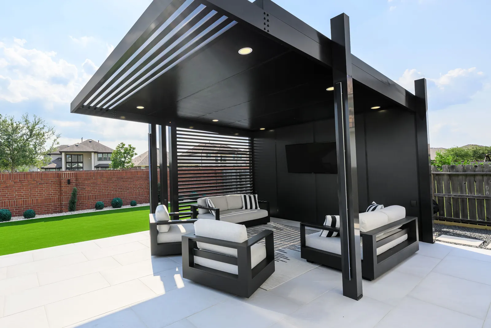 Pérgola de aluminio de bajo mantenimiento sobre un patio amueblado en Texas.